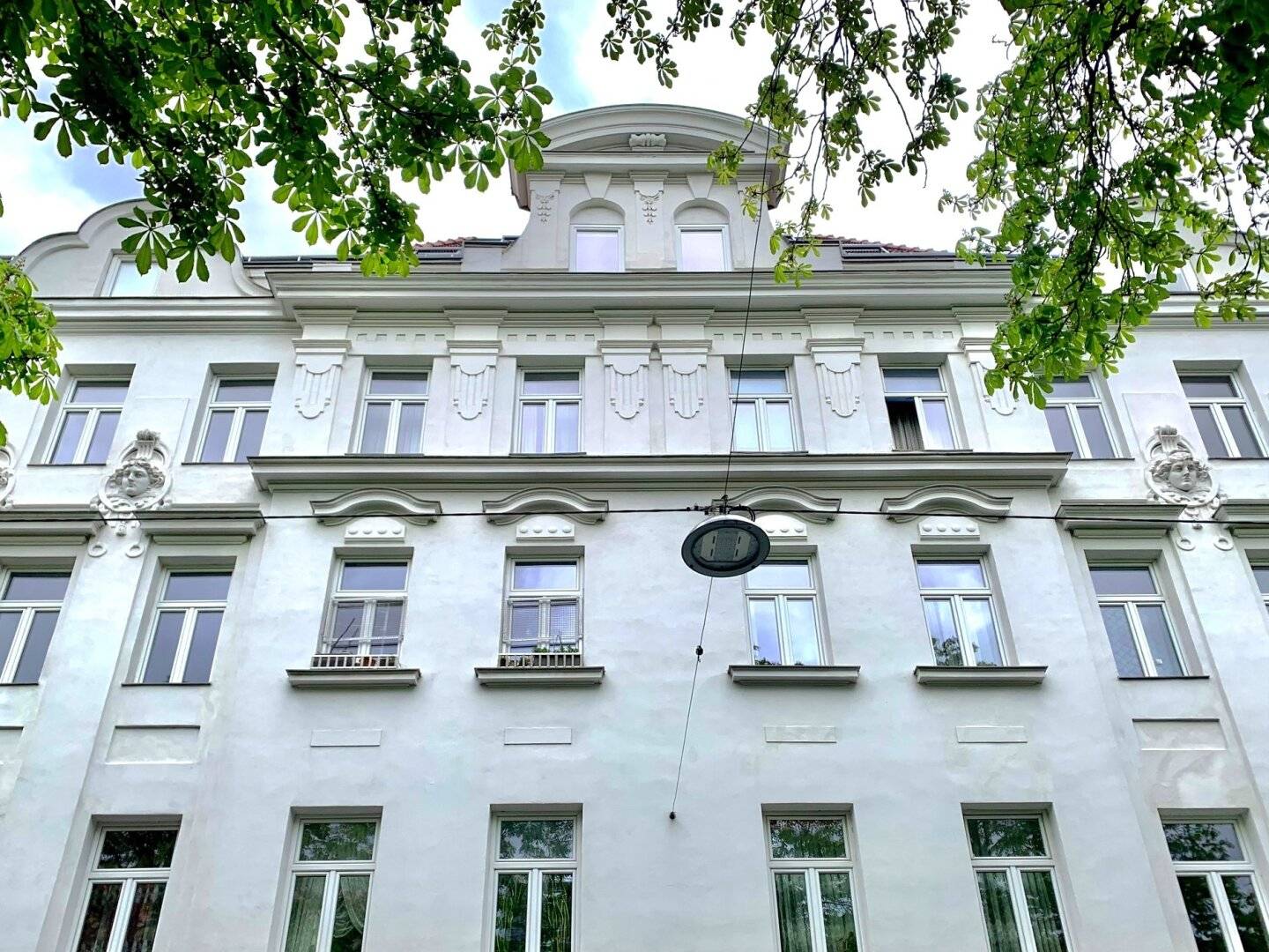 Charming 2-room apartment in revitalized old building - near Meidlinger Market
