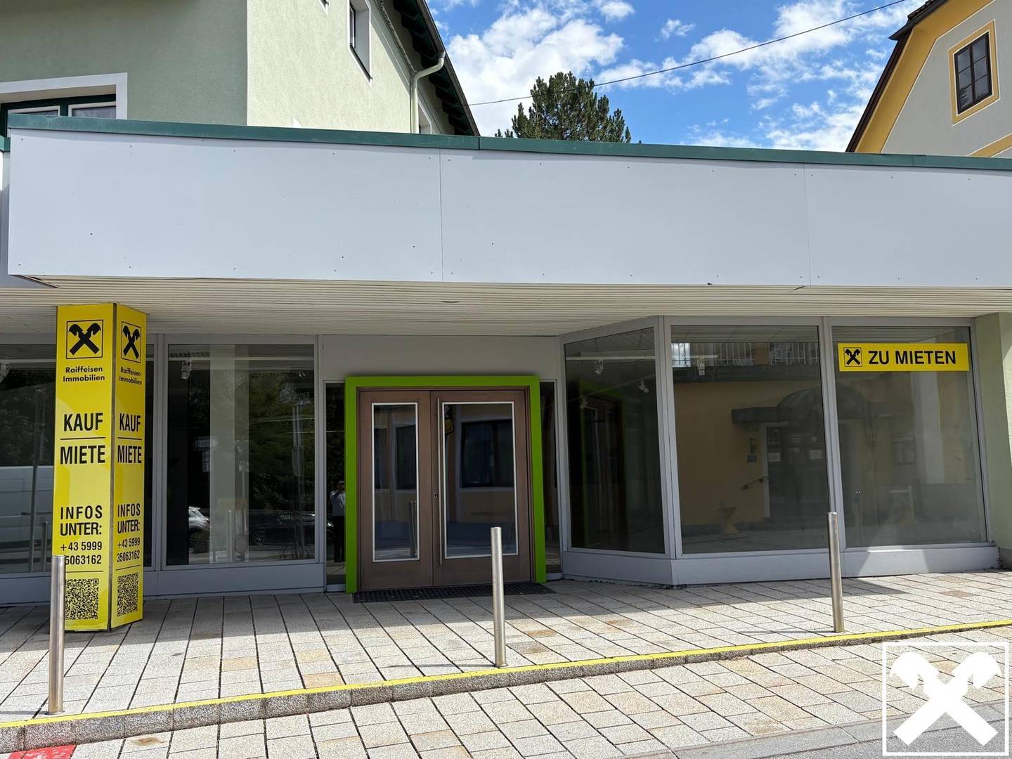 Zentrale Wohnung mit großen Schaufenstern und Lager