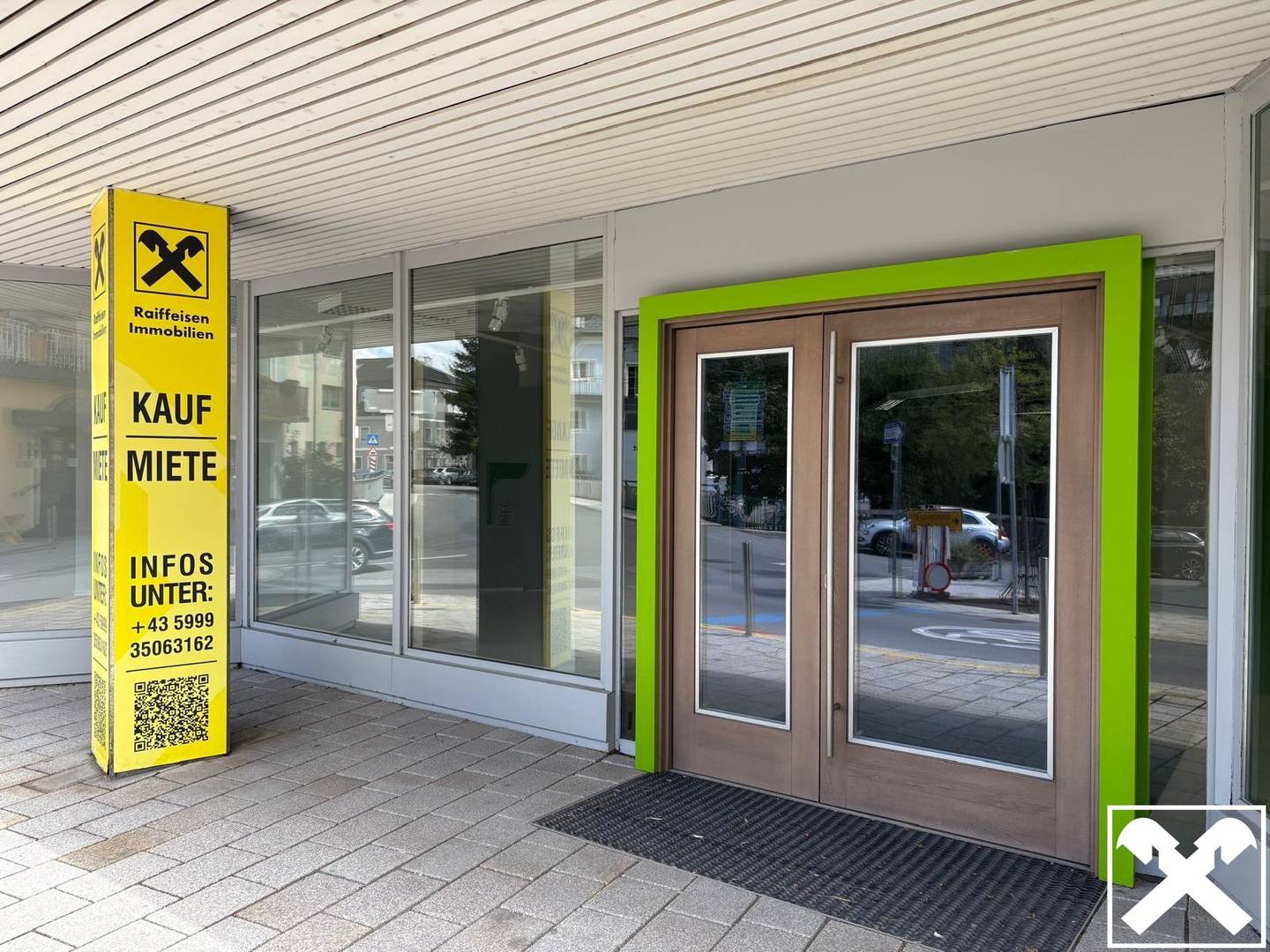 Zentrale Wohnung mit großen Schaufenstern und Lager