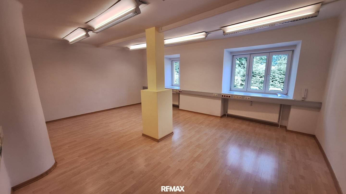 Versatile commercial space with storage or office character in Lilienfeld