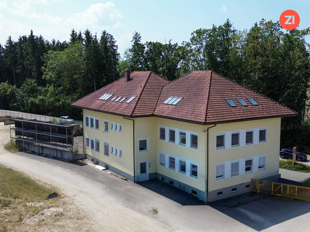 Vielseitiges Betriebsareal mit Hallen Anlegerwohnung