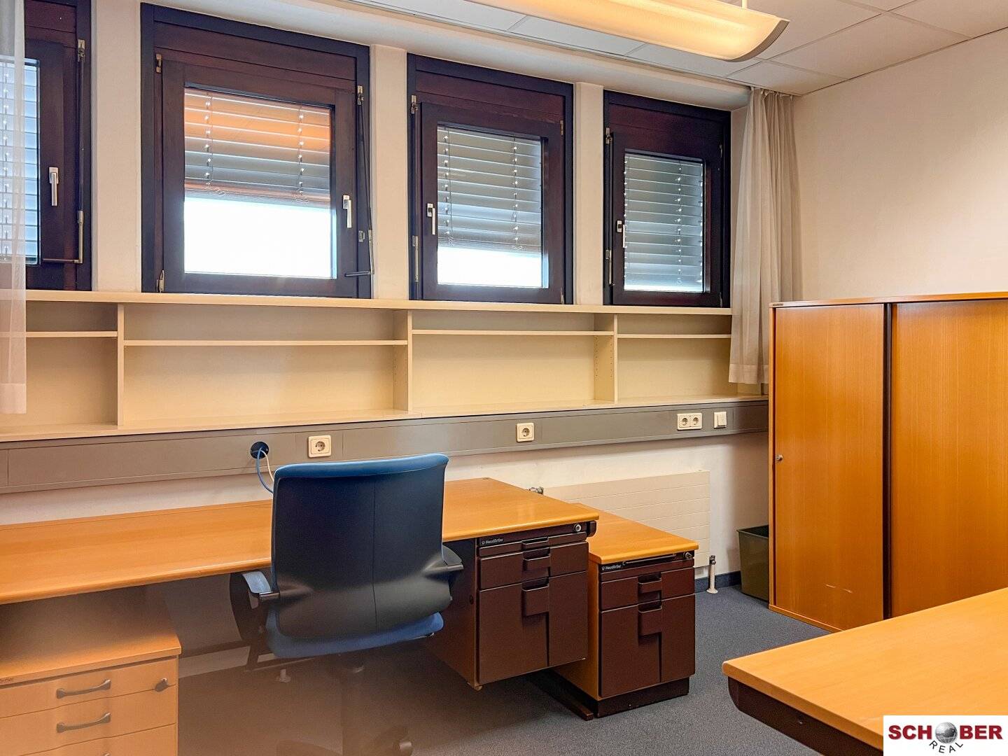 Möbliertes Büro / 1 Zimmer / PKW-Stellplatz möglich