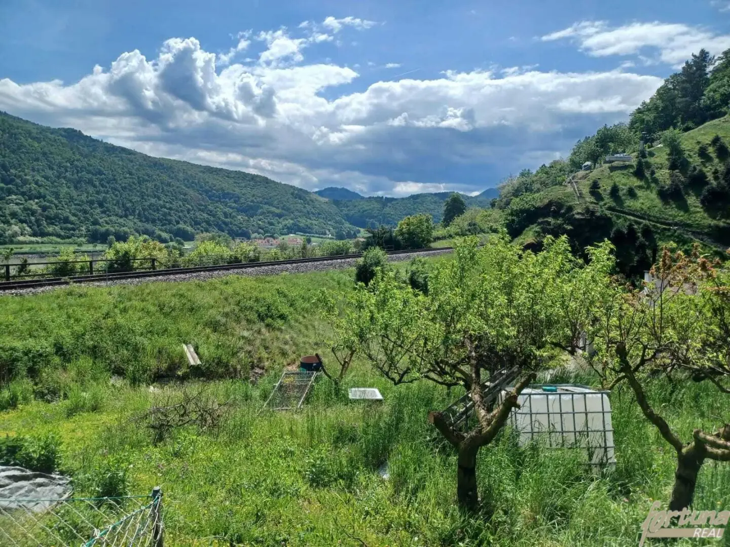 Wachauromantik: Landhaus mit terrassenförmigem Grundstück – Donaublick vom oberen Grundstücksbereich