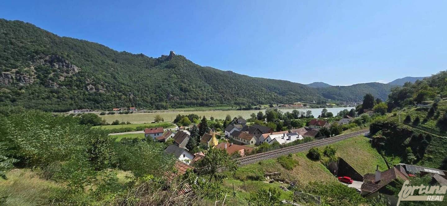 Wachau romance: country house with terraced plot – Danube view from the upper plot area