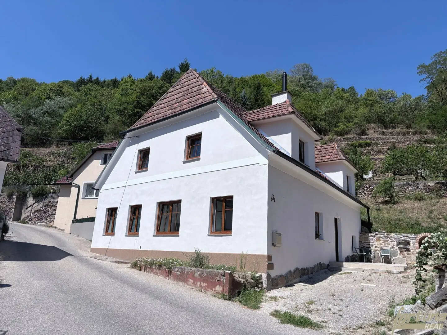 Wachauromantik: Landhaus mit terrassenförmigem Grundstück – Donaublick vom oberen Grundstücksbereich