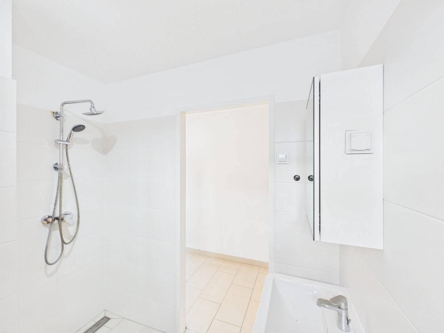 quiet 4-room apartment with covered balcony in the 10th district
