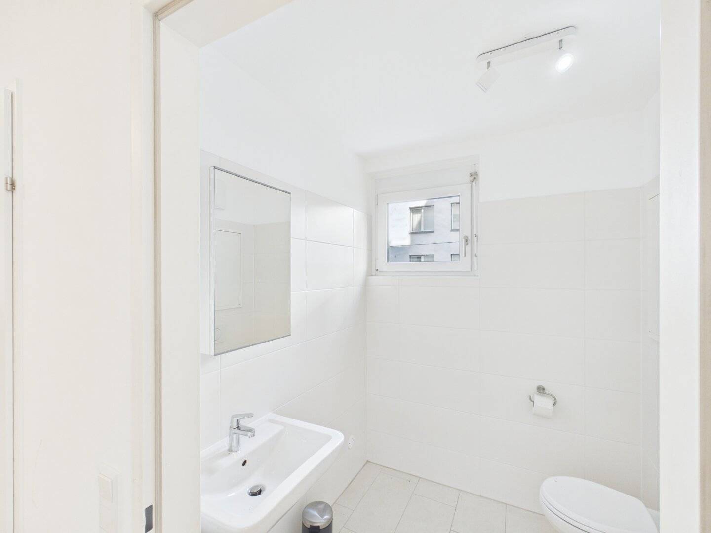 quiet 4-room apartment with covered balcony in the 10th district