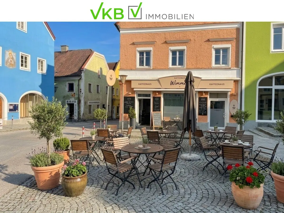 Investment property with charm – high-quality comprehensively renovated residential and commercial building in prime market square location