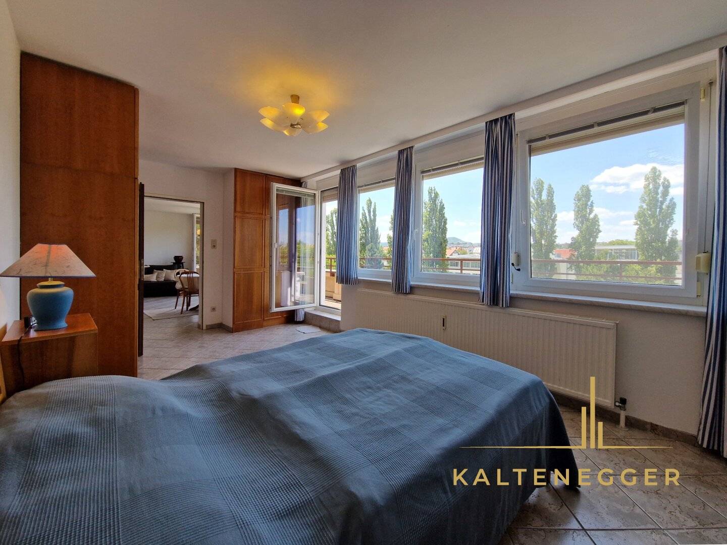 Spacious 2-room attic apartment with west-facing terrace and great view