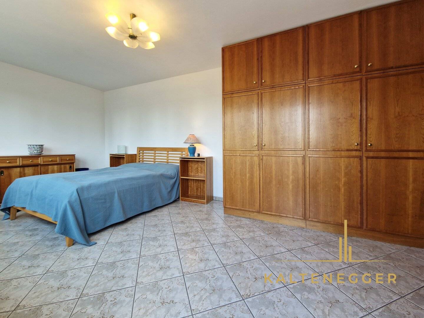Spacious 2-room attic apartment with west-facing terrace and great view