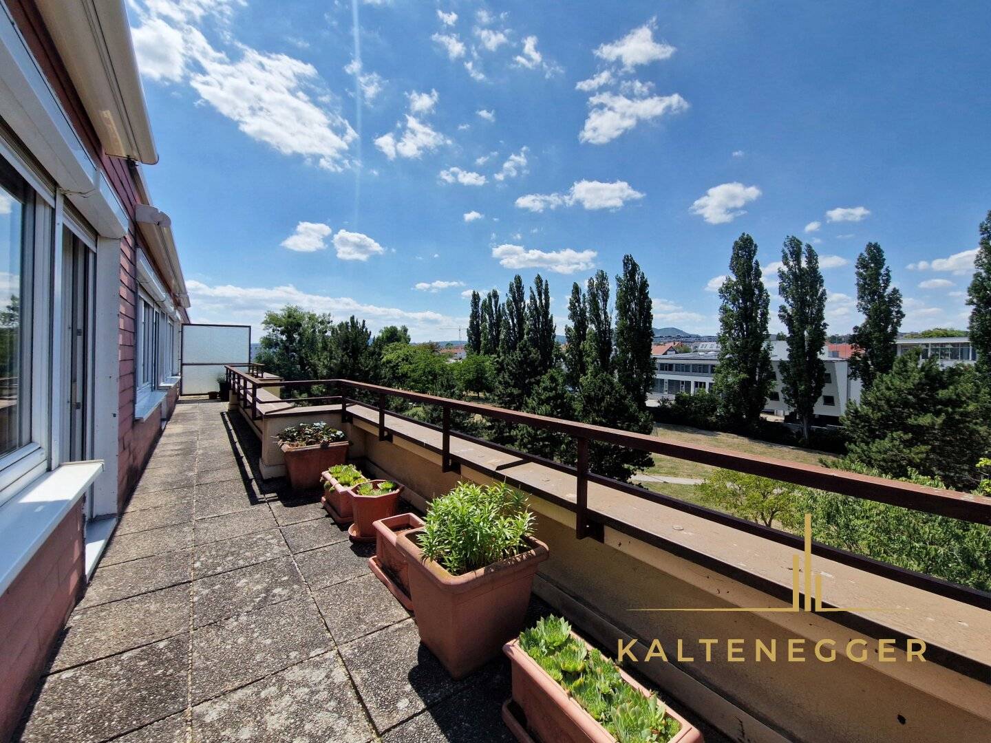Spacious 2-room attic apartment with west-facing terrace and great view