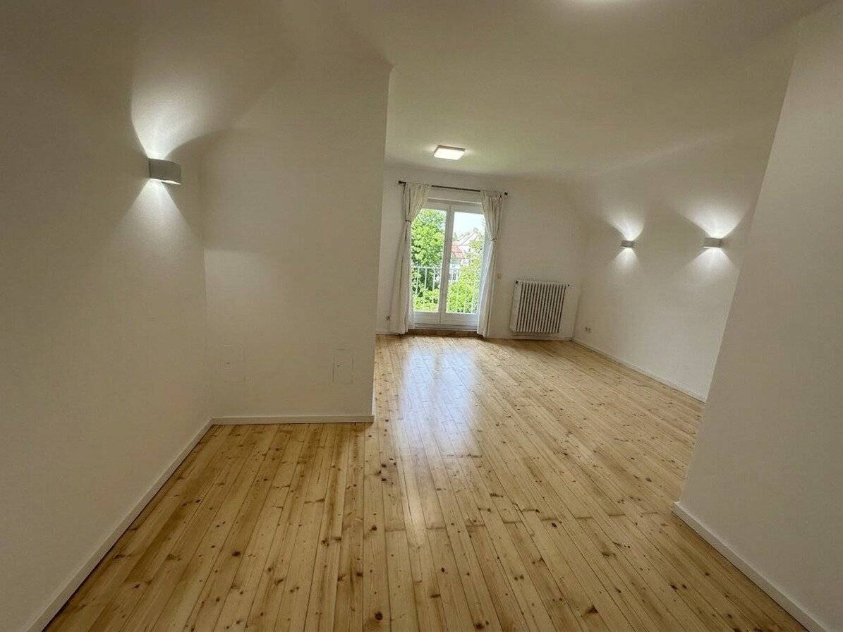Attic apartment with terrace and view of greenery in a classic villa in the middle of Hietzing