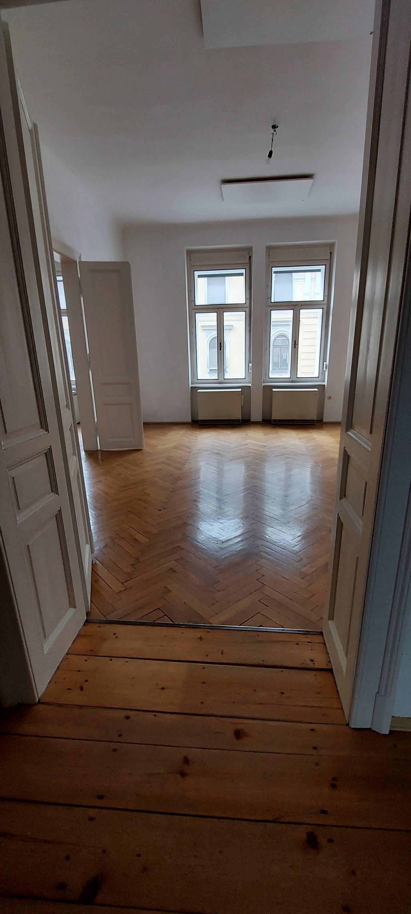 Period apartment with courtyard balcony in central location