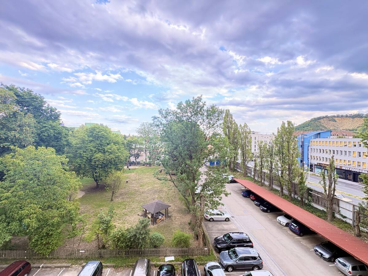 Bright apartment with south balcony loggia and parking space