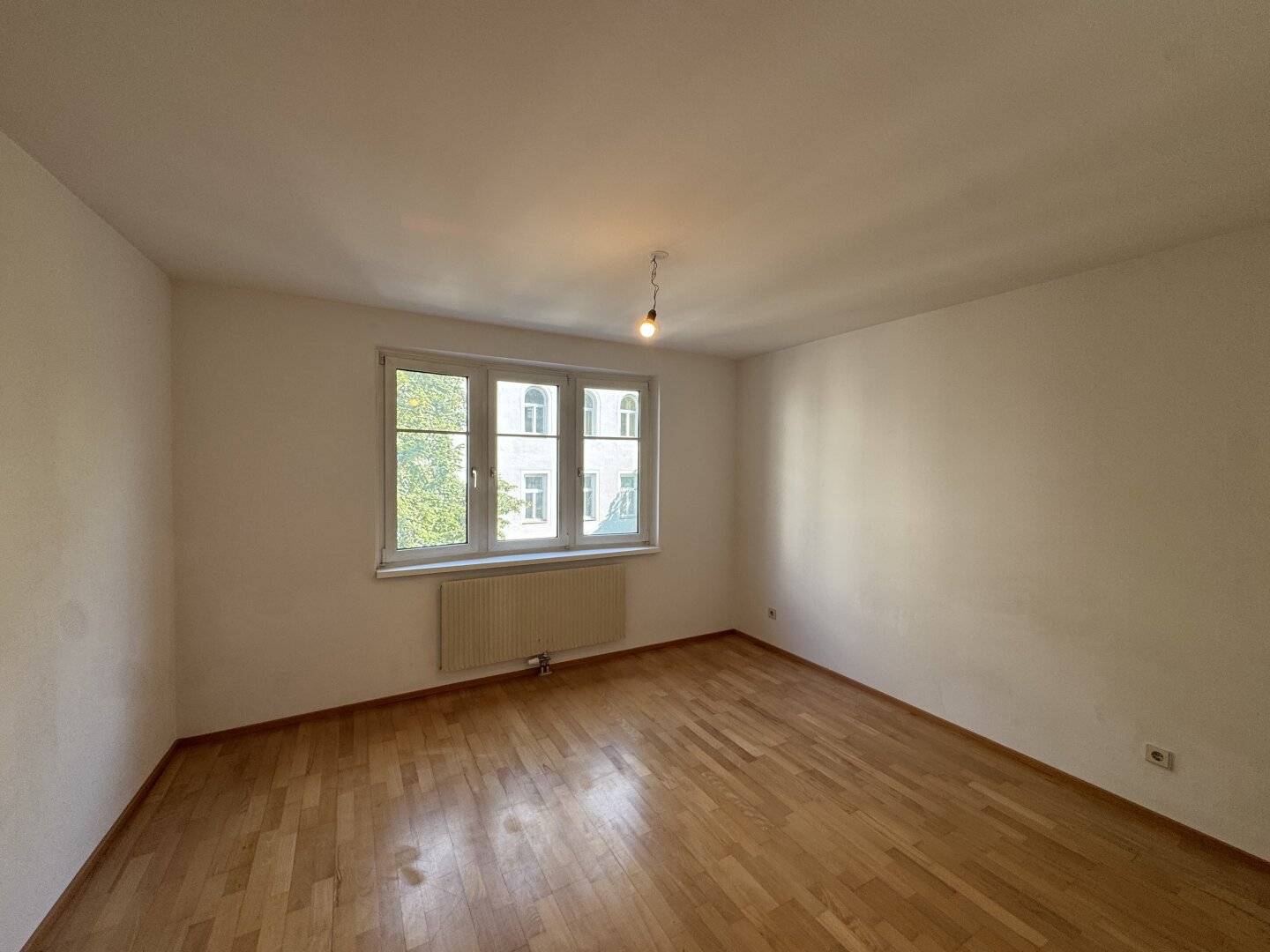 Couple or family favourite in central location near Gürtel Available immediately