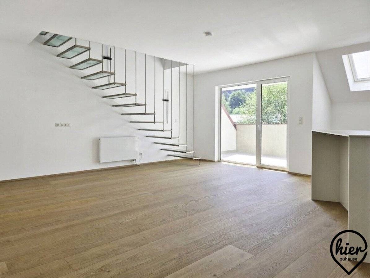Quiet living in the green: Renovated attic apartment with gallery and south loggia