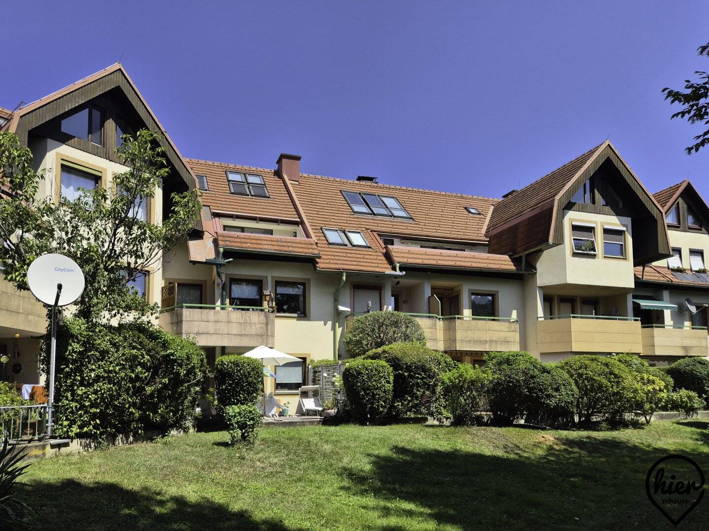 Quiet living in the green: Renovated attic apartment with gallery and south loggia