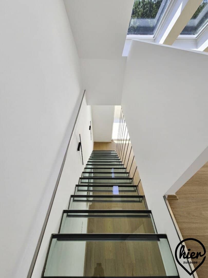 Quiet living in the green: Renovated attic apartment with gallery and south loggia