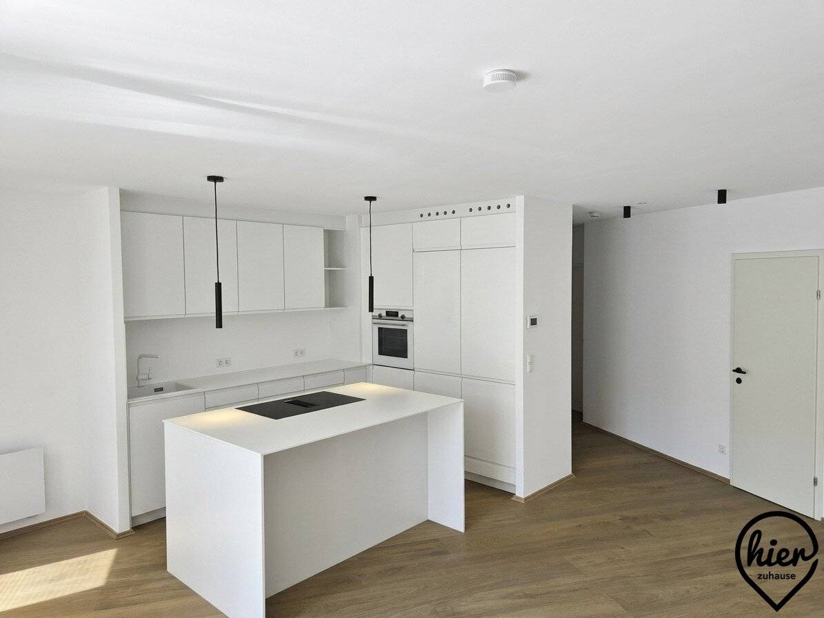 Quiet living in the green: Renovated attic apartment with gallery and south loggia