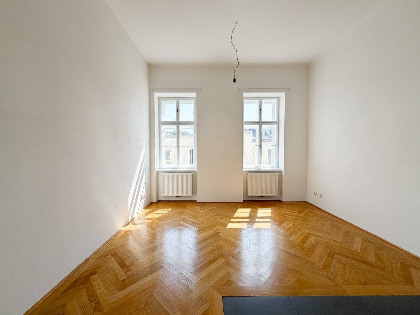 NEAR U-BAHN "MEIDLING": Historic apartment in courtyard location | Eat-in kitchen | Elevator