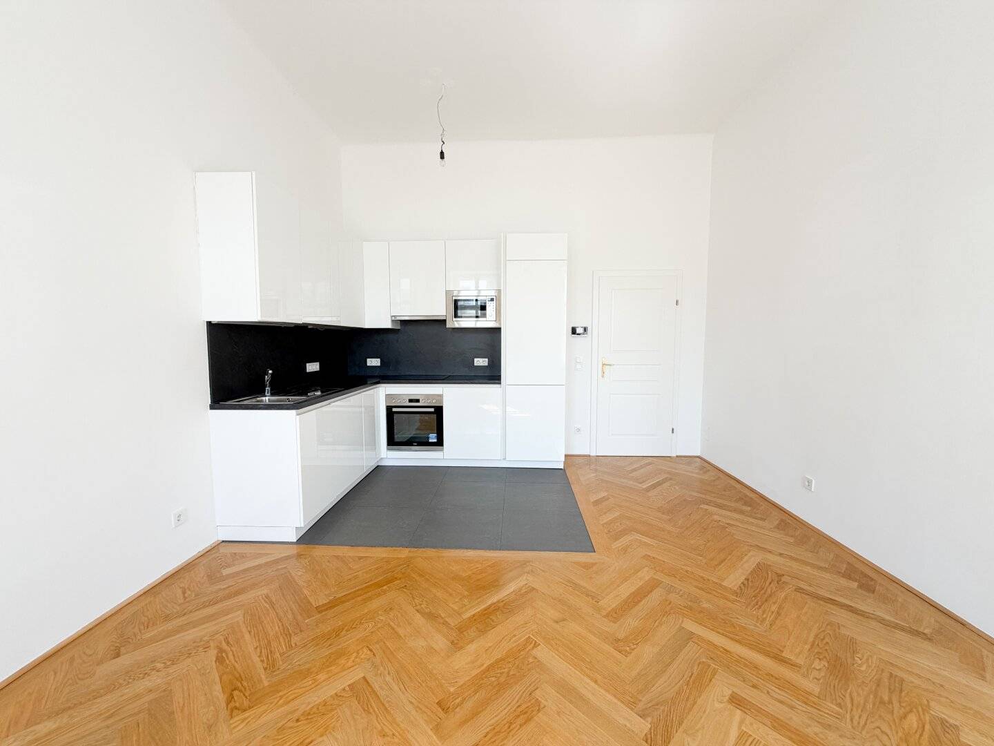 NEAR U-BAHN "MEIDLING": Historic apartment in courtyard location | Eat-in kitchen | Elevator