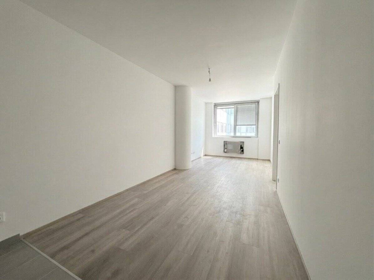 Quiet 2-room first occupancy with cooling and excellent access to U4 U6