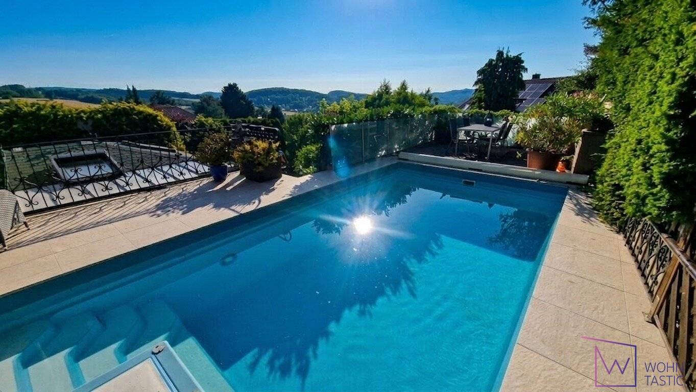 COMMISSION-FREE! Completely renovated 360 m² country house with distant view, pool &amp; jacuzzi