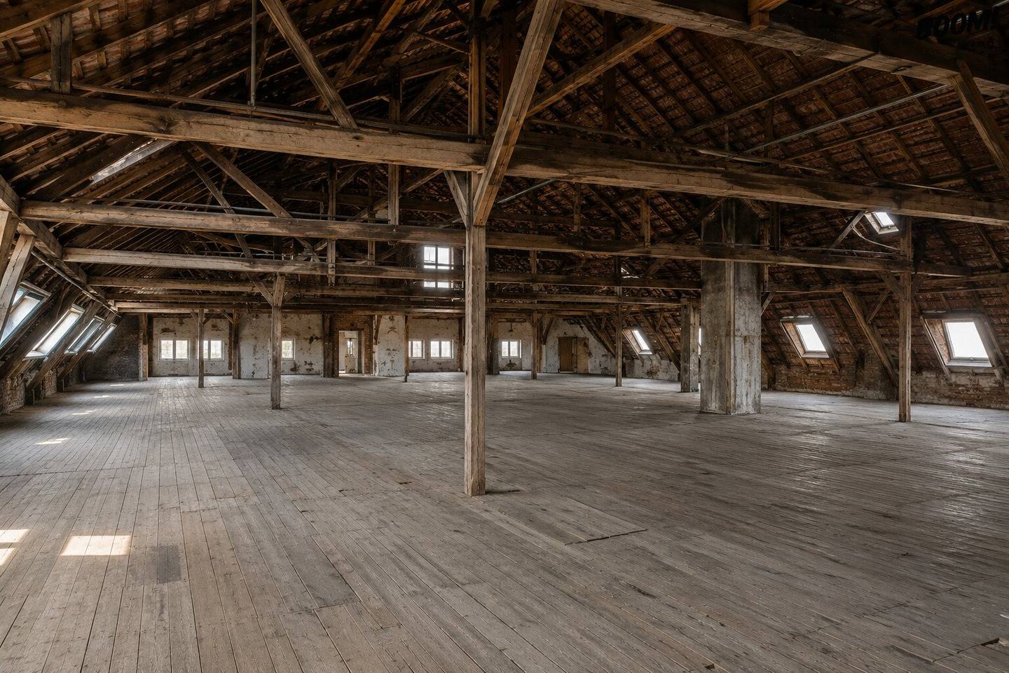 Project development in prime location: Approved shell attic with 685 m²