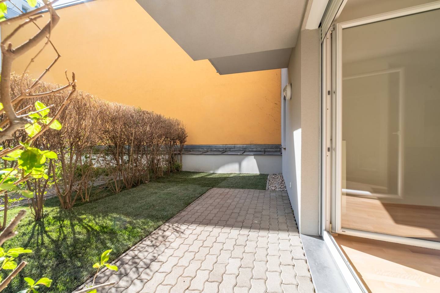 FRISCH RENOVIERTER 2 Zimmer GARTENTRAUM in absoluter RUHELAGE direkt an der U4 und U6
