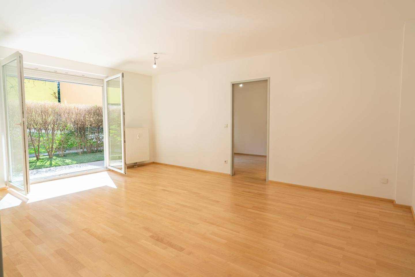 FRISCH RENOVIERTER 2 Zimmer GARTENTRAUM in absoluter RUHELAGE direkt an der U4 und U6