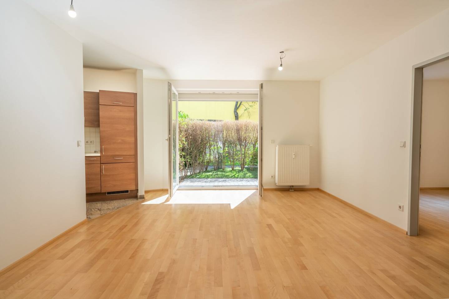 FRISCH RENOVIERTER 2 Zimmer GARTENTRAUM in absoluter RUHELAGE direkt an der U4 und U6
