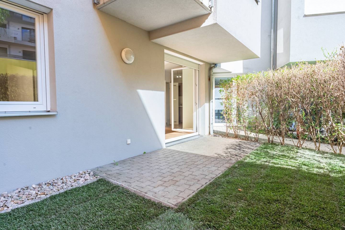 FRISCH RENOVIERTER 2 Zimmer GARTENTRAUM in absoluter RUHELAGE direkt an der U4 und U6