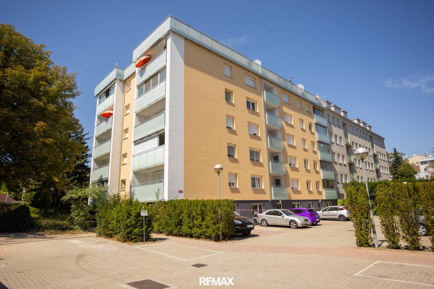 3-room apartment with 2 loggias in quiet courtyard location