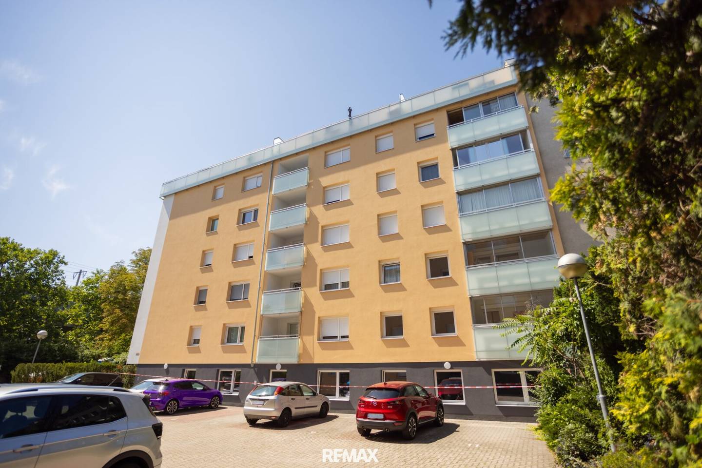 3-room apartment with 2 loggias in quiet courtyard location