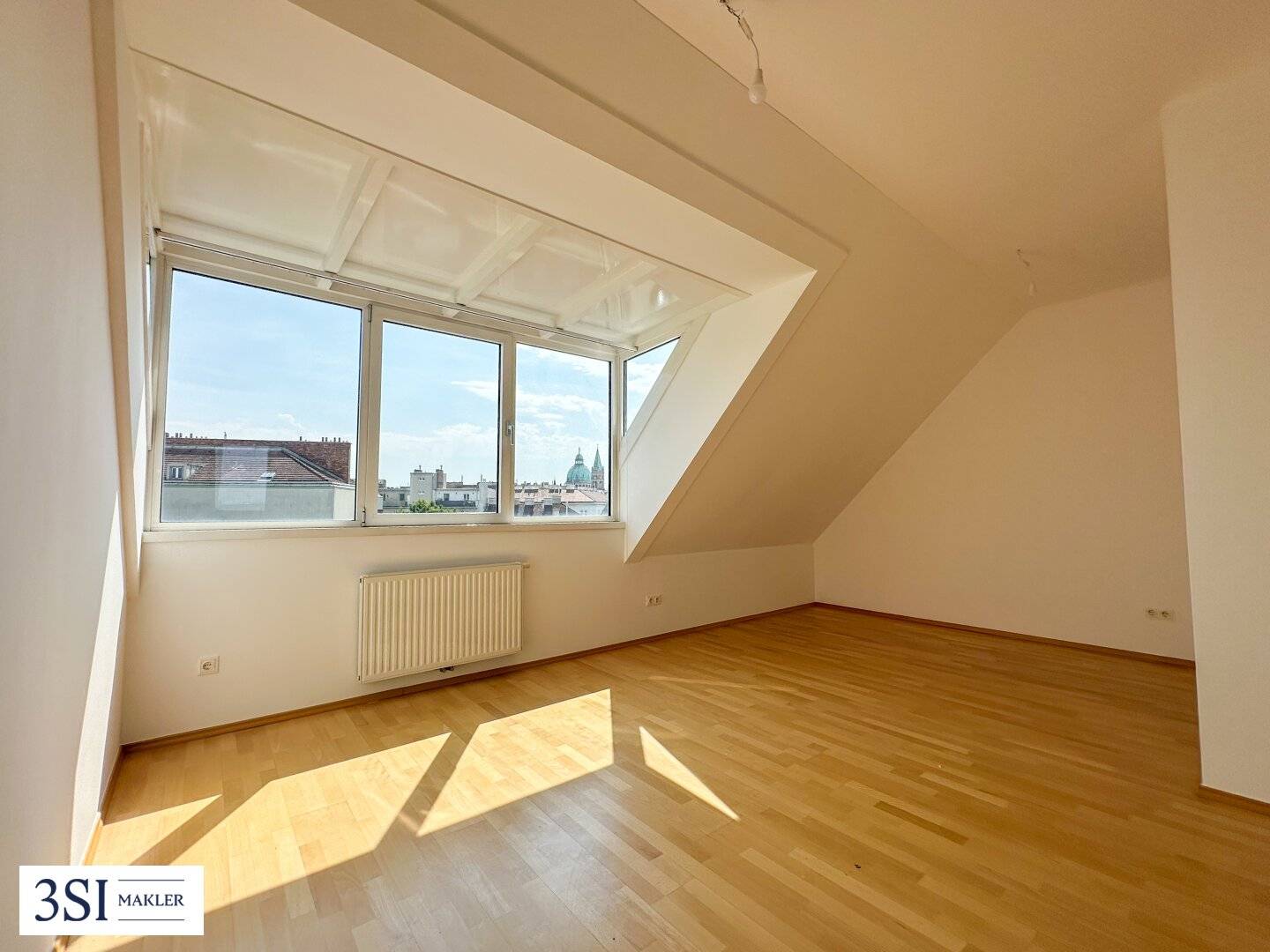 Hell, klimatisiert, großzügig - 2-Zimmer-Dachgeschosstraum in ruhiger Seitenstraße des 10. Bezirks - mit allgemeiner Dachterrasse