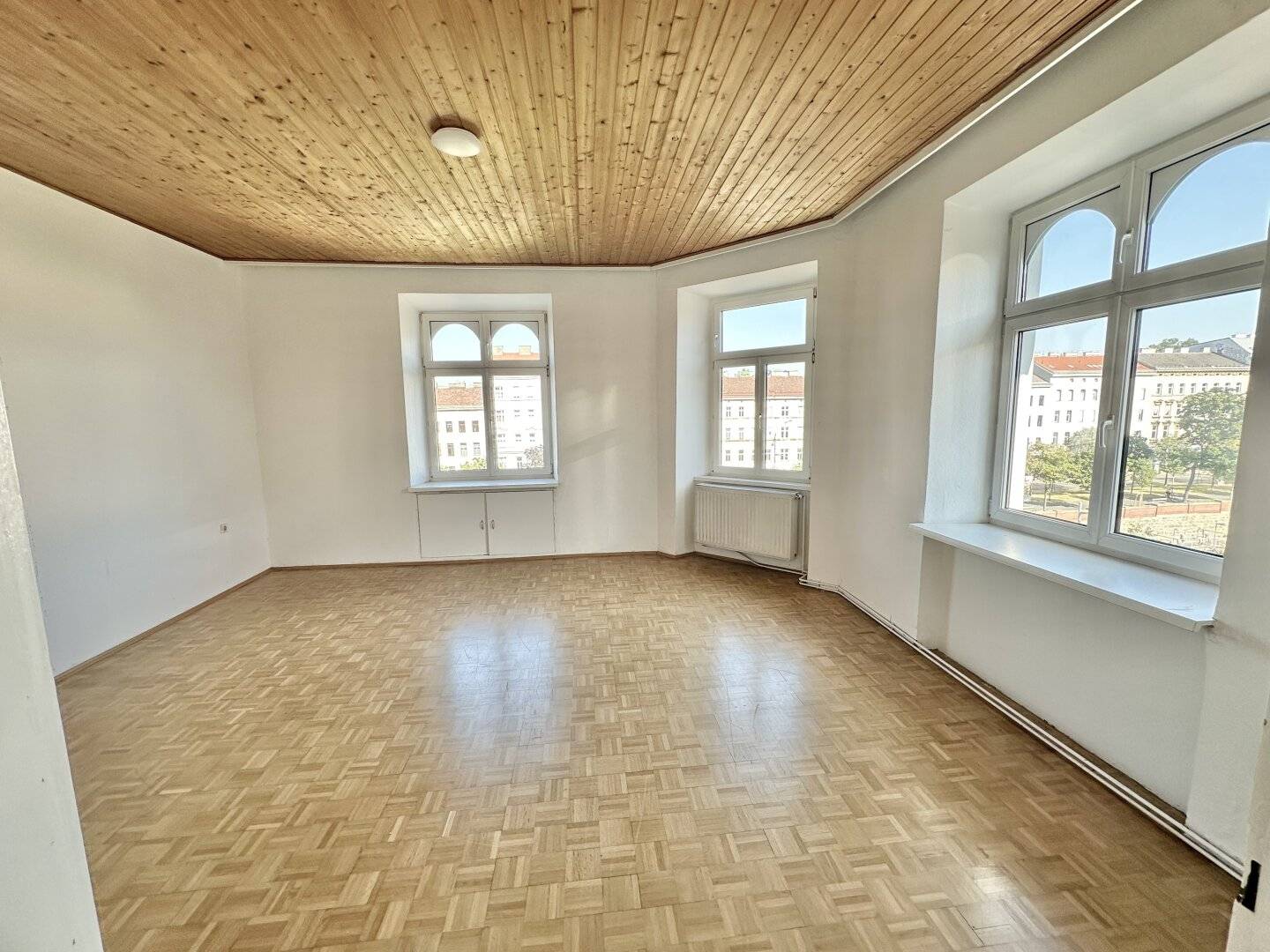 Unbefristete, großzügige, helle 2-Zimmer-Altbauwohnung mit Einbauküche nächst Lugner City