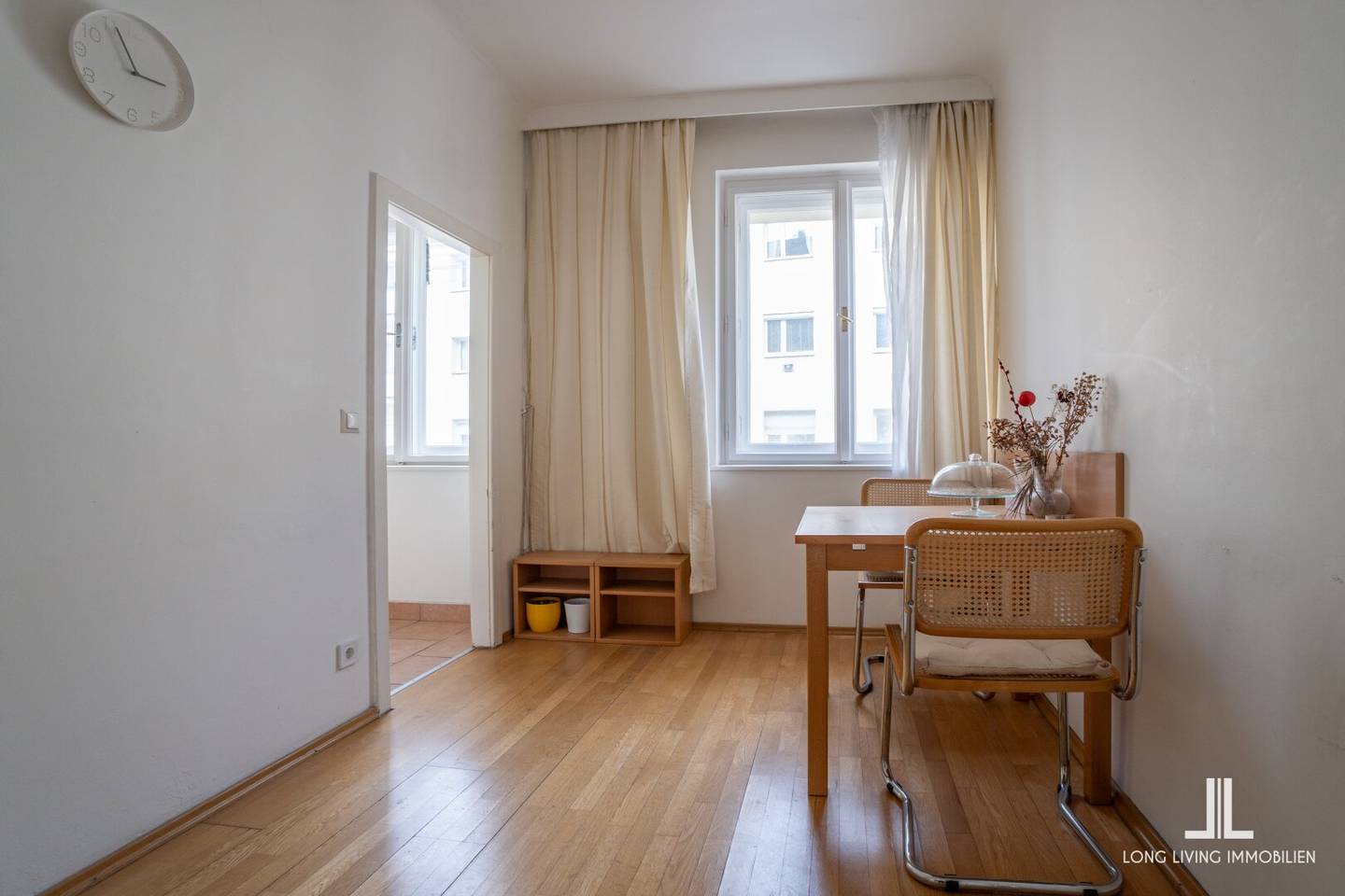 2-room apartment | U1 directly outside the door | Prime location near 1st district