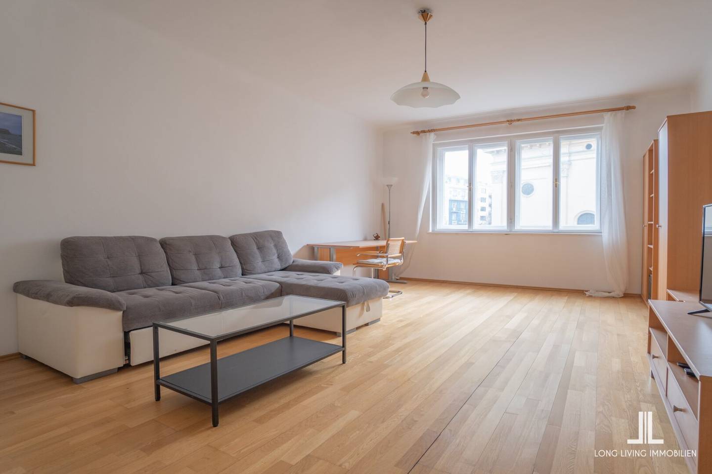 2-room apartment | U1 directly outside the door | Prime location near 1st district