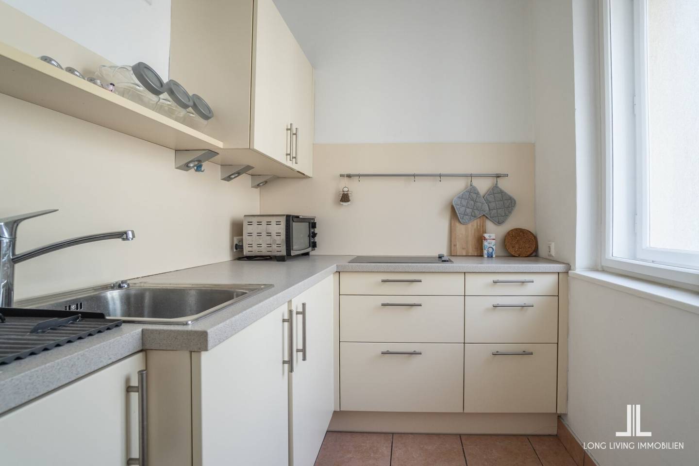 2-room apartment | U1 directly outside the door | Prime location near 1st district