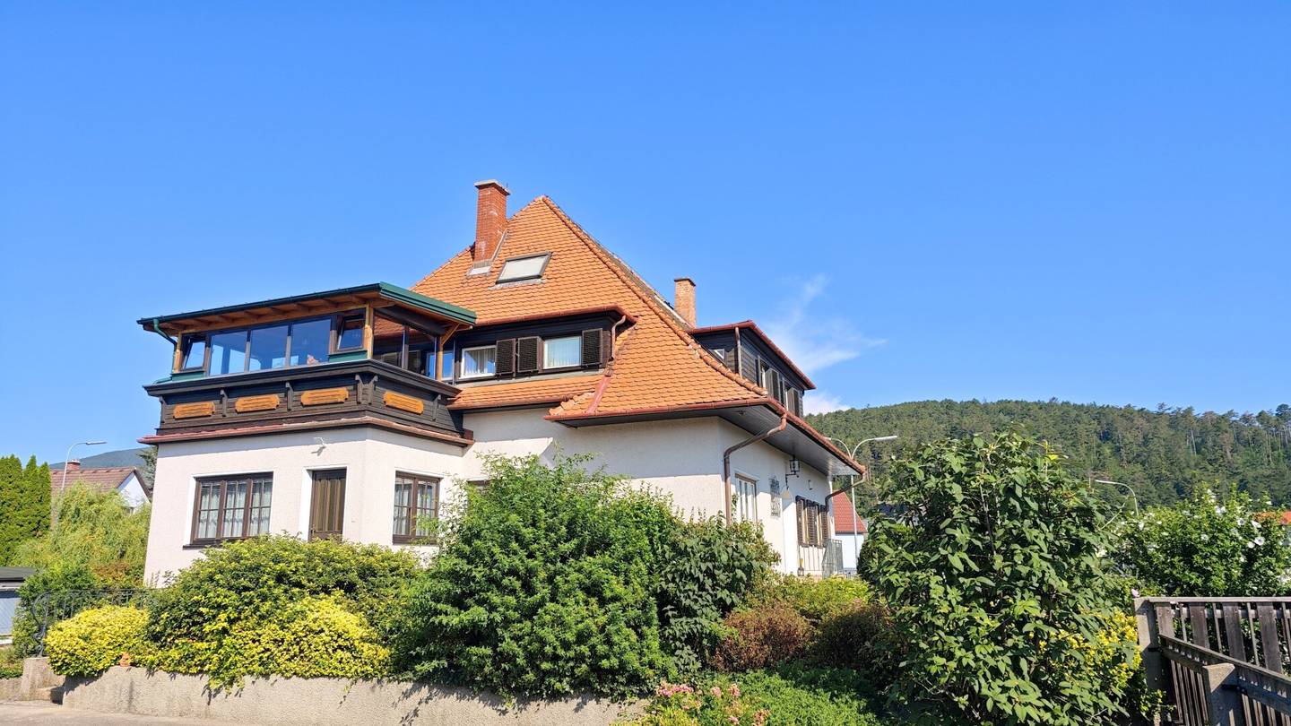 Viel Platz für die ganze Familie – rund 300 m² Wohnfläche und großer Garten!