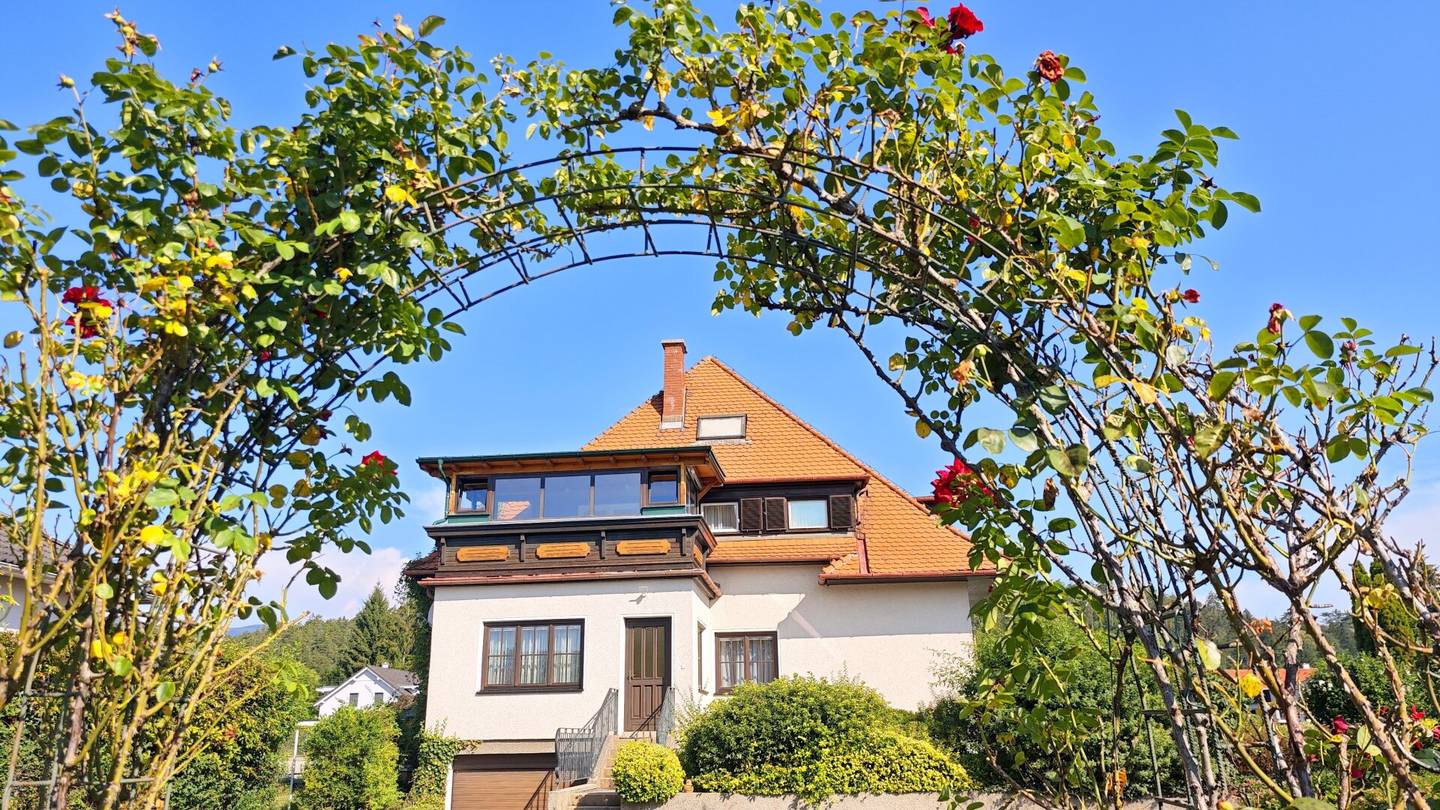 Viel Platz für die ganze Familie – rund 300 m² Wohnfläche und großer Garten!