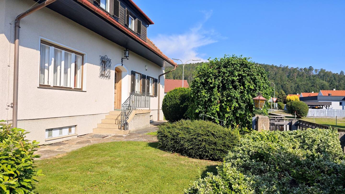 Viel Platz für die ganze Familie – rund 300 m² Wohnfläche und großer Garten!
