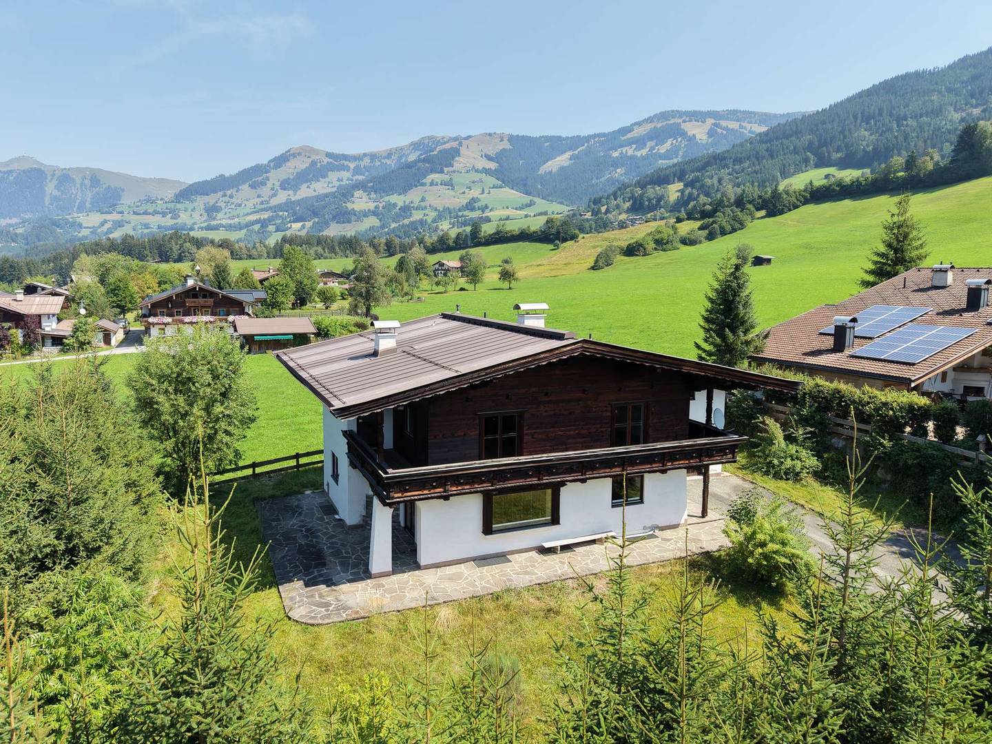 Helle Ferienwohnung mit Panoramablick und Ausbaupotenzial