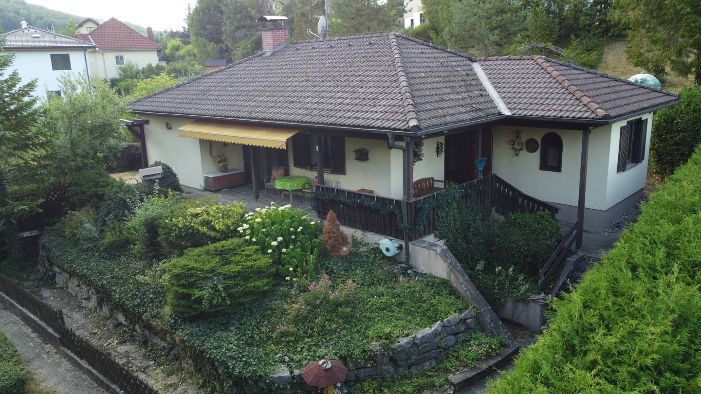Well-maintained bungalow in a quiet location in Alland with garden idyll