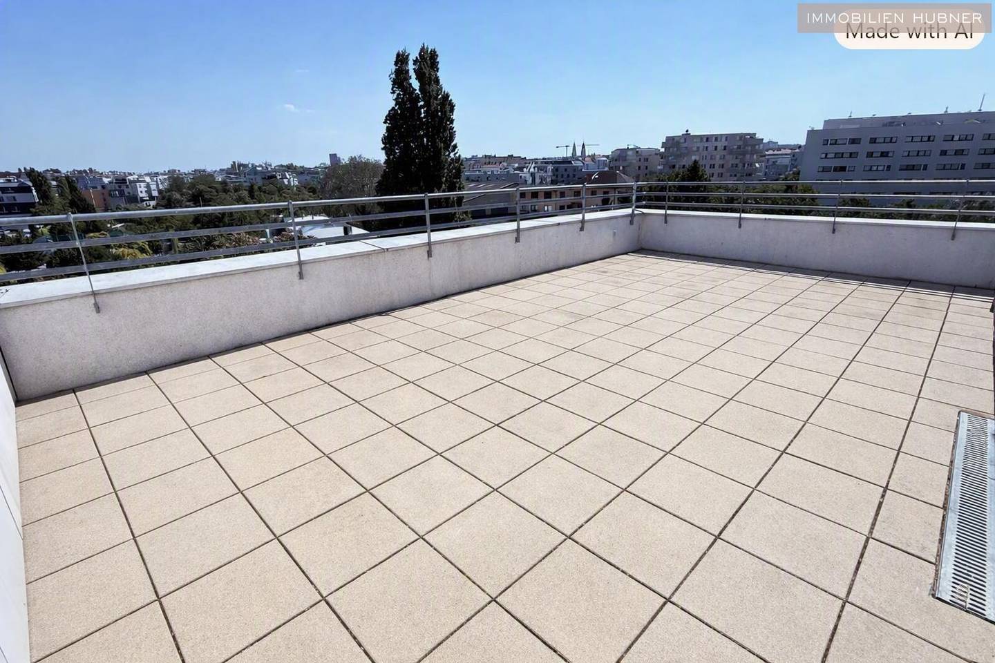 Helle Dachgeschosswohnung mit großzügigen Terrassen nahe U3 Gasometer