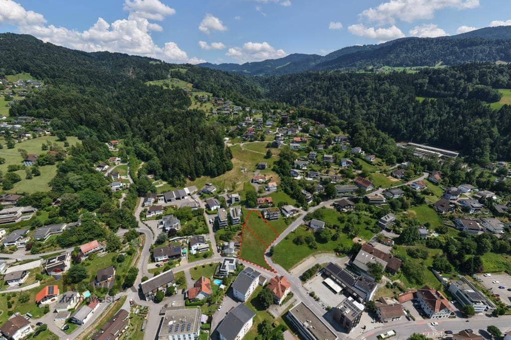 Zentrale Lage am Dorfplatz Wohnung mit Gartenpotenzial