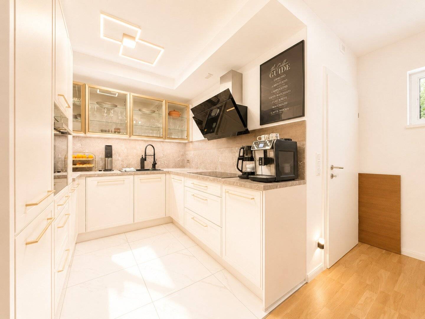EXKLUSIVES WOHNEN AN DER DONAU IM GRÜNEN: traumhafter Blick I großzügiger Balkon I moderne &amp; hochwertige Einbauküche I Fußbodenheizung &amp; Raffstores