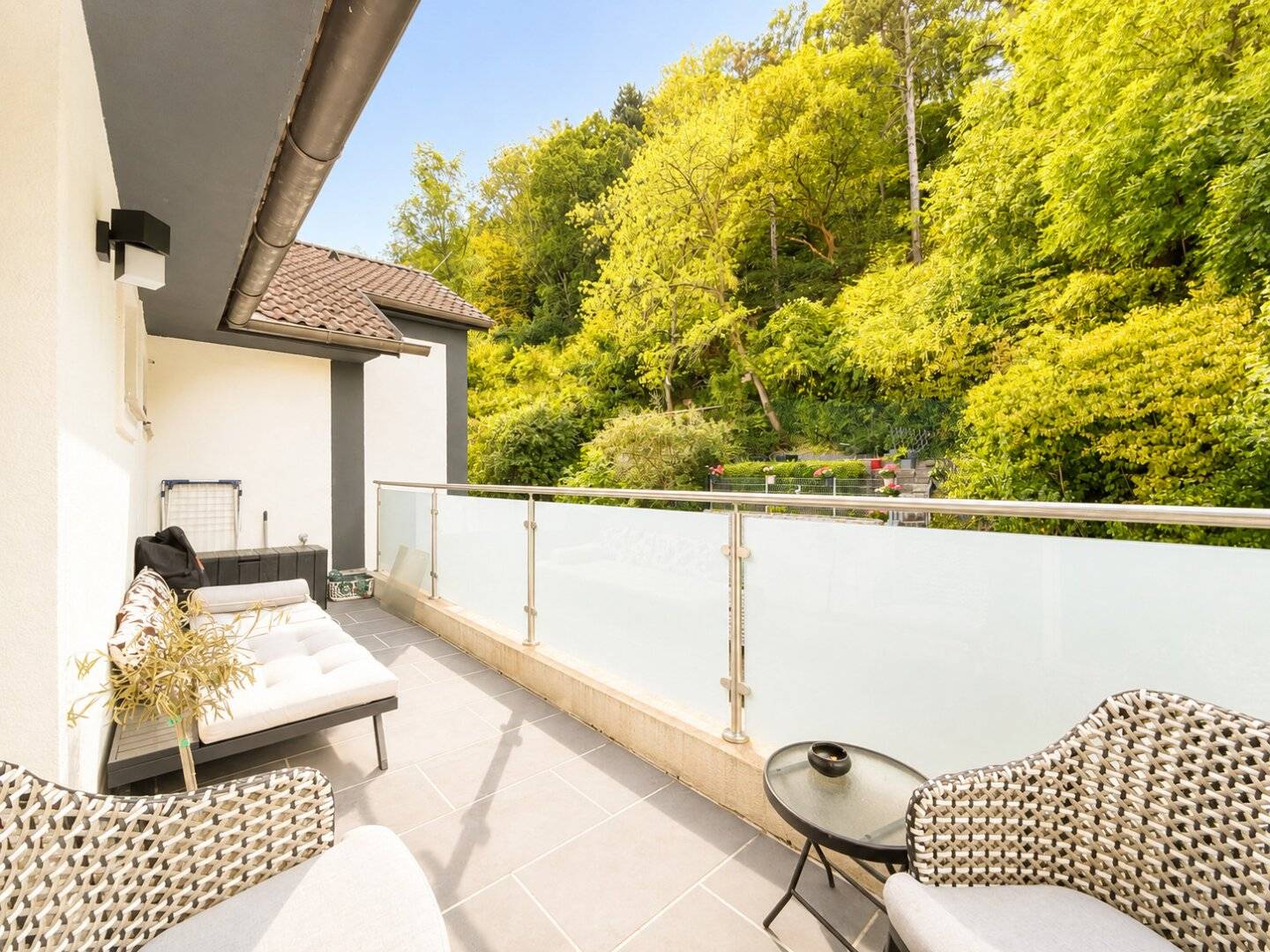 EXKLUSIVES WOHNEN AN DER DONAU IM GRÜNEN: traumhafter Blick I großzügiger Balkon I moderne &amp; hochwertige Einbauküche I Fußbodenheizung &amp; Raffstores