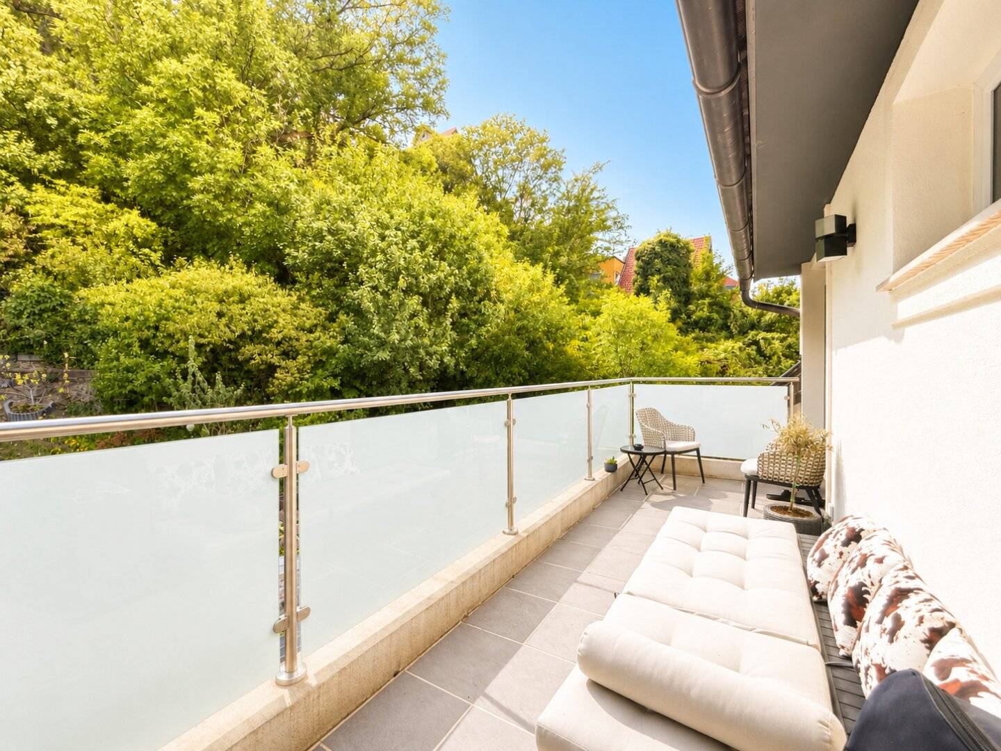 EXKLUSIVES WOHNEN AN DER DONAU IM GRÜNEN: traumhafter Blick I großzügiger Balkon I moderne &amp; hochwertige Einbauküche I Fußbodenheizung &amp; Raffstores