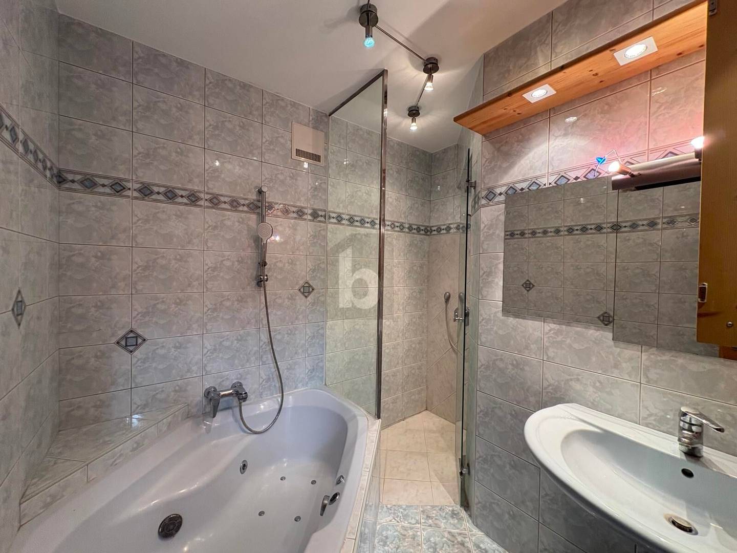 Dachgeschosswohnung bezugsfertig mit zwei Stellplätzen